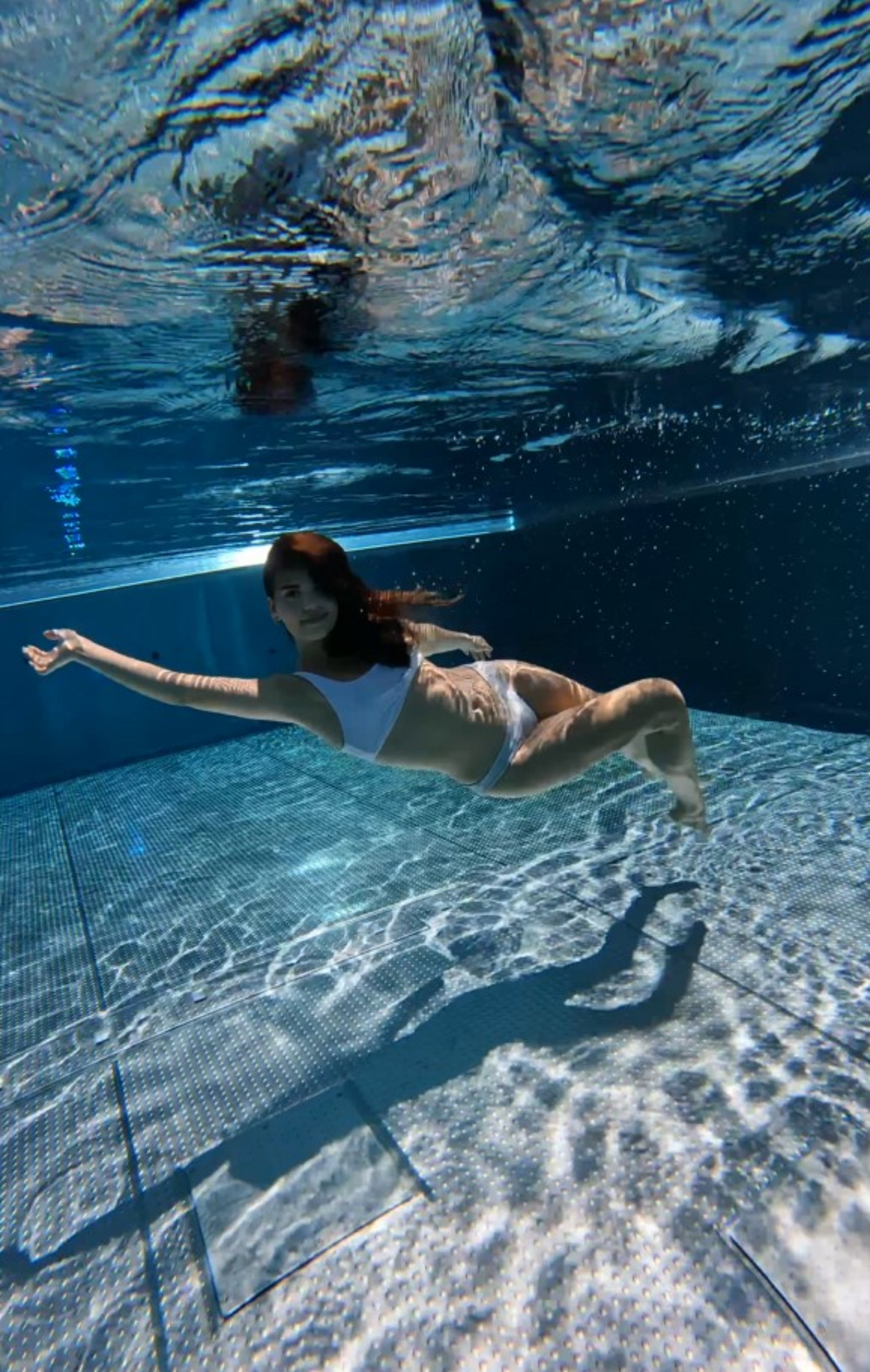 Frau schimmend unter Wasser